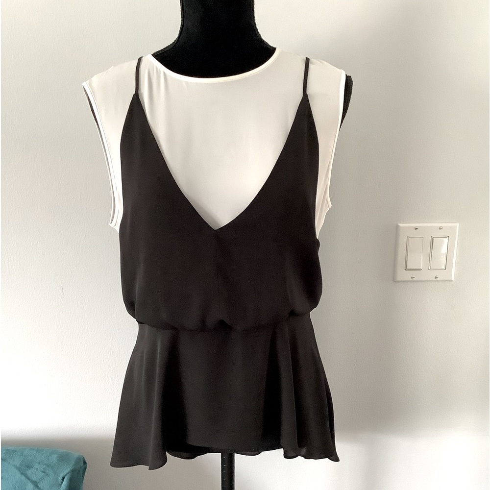 Exclusively modern style top 🖤🤍 NWT 🖤🤍